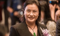 7.34亿港元！“玻璃女王”周群飞出手，拟折价46%“抄底”这家港股巨头