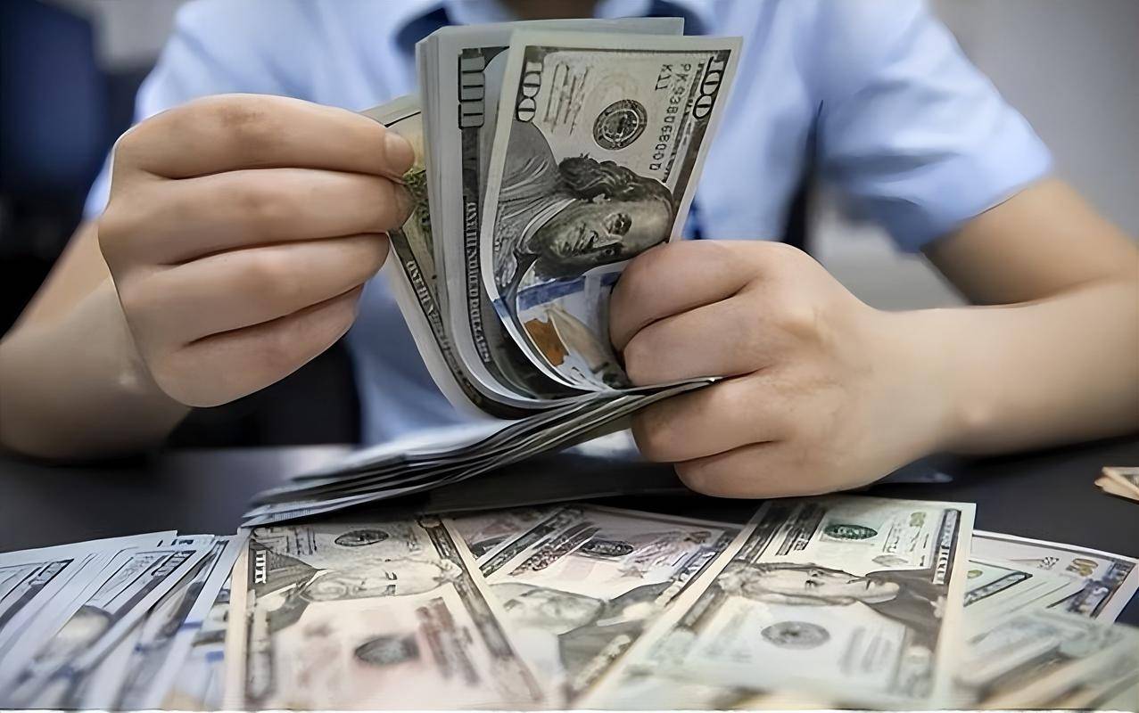 全球货币支付排名：美元跌至49.68％，欧元涨到22.36％，人民币呢