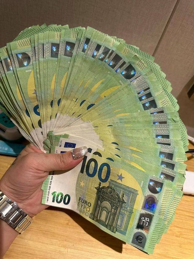 全球货币支付排名更新：美元跌破50%、欧元22%，人民币成绩如何？