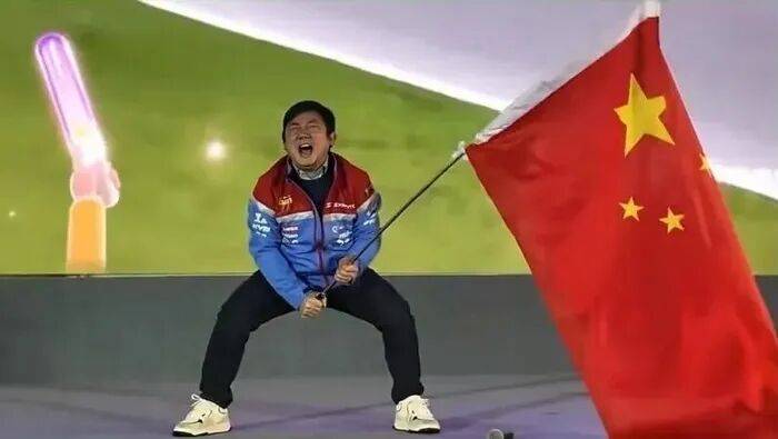 张雪机车WSBK双冠后销量激增，记者走访线下门店，市民争相询问“冠军车”