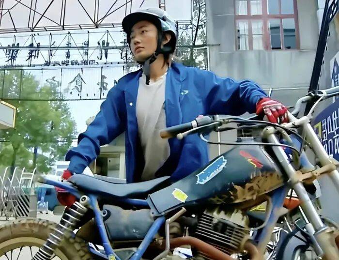 张雪机车WSBK双冠后销量激增，记者走访线下门店，市民争相询问“冠军车”