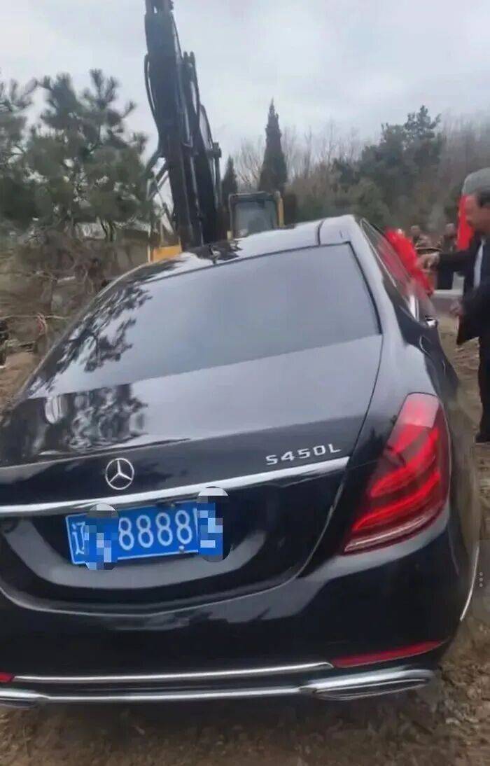 一车牌号带8888的奔驰S450L疑似作为陪葬品下葬，官方通报