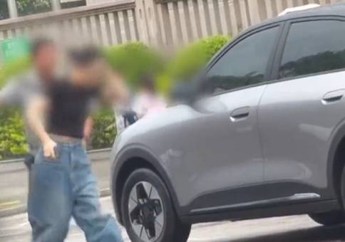 完整监控曝光!女子脚踹保安被扇,知情人士:保安先骂人,女子想下车被强行关门夹到腿