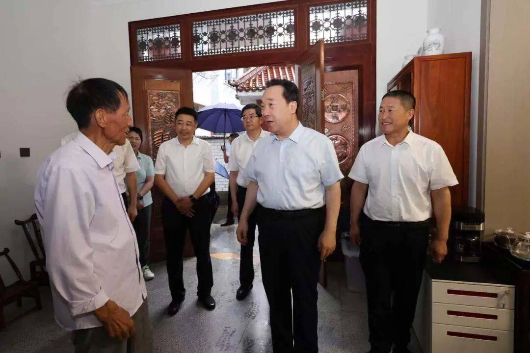 浙江省委书记驱车前往两省交界的村庄，沿村道察看村容村貌，同村民交流